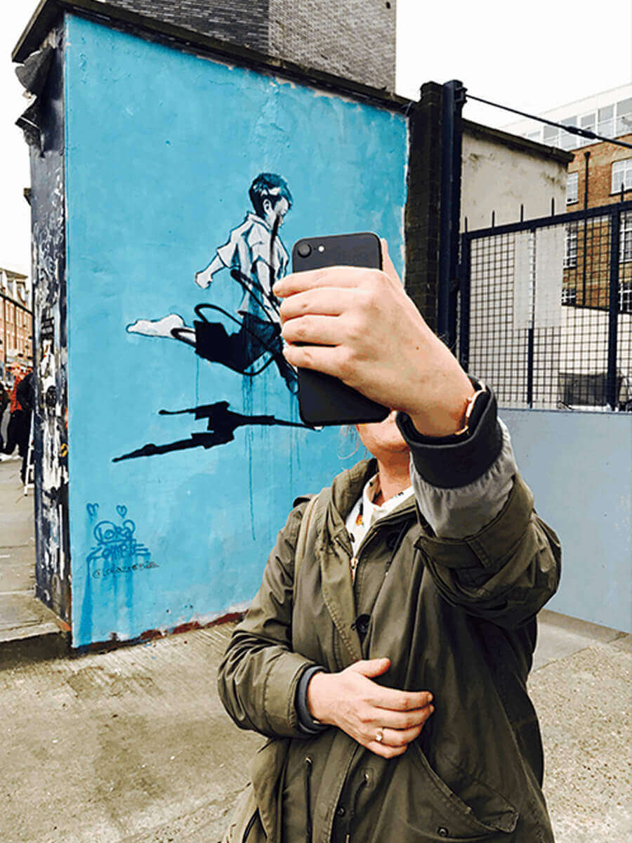 Selfie vor Streetart in London
