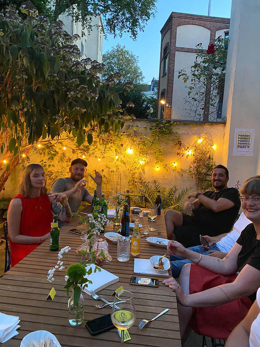 Pommes-Party im Sommer auf der Terrasse