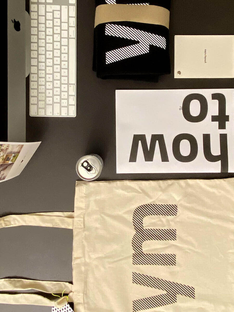 Blick von oben auf den Arbeitsplatz mit Erstausstattung für neue Mitarbeiter:innen