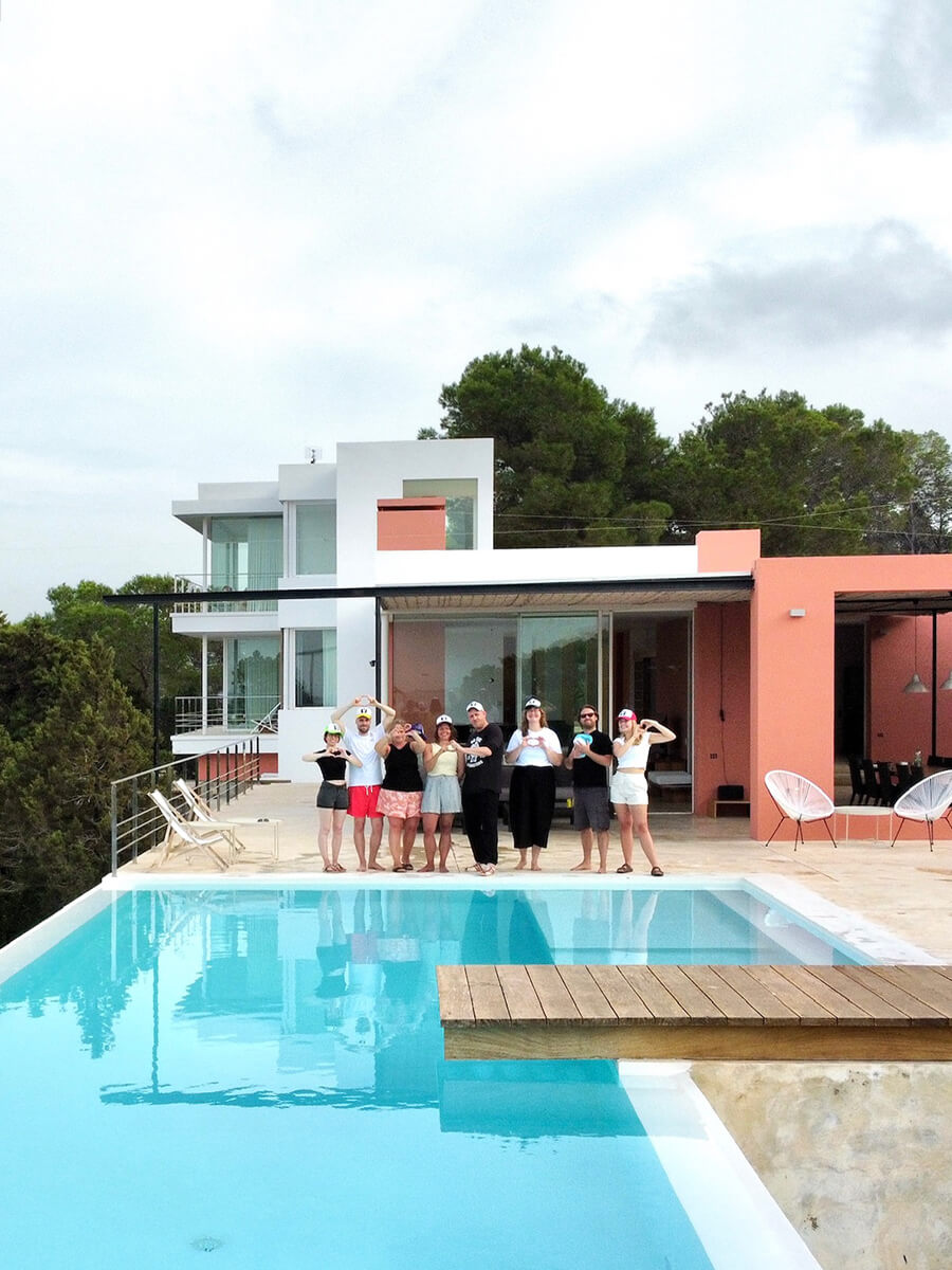 Monkeyausflug 2022 – einige Monkeys stehen am Poolrand vor einem Haus auf Ibiza