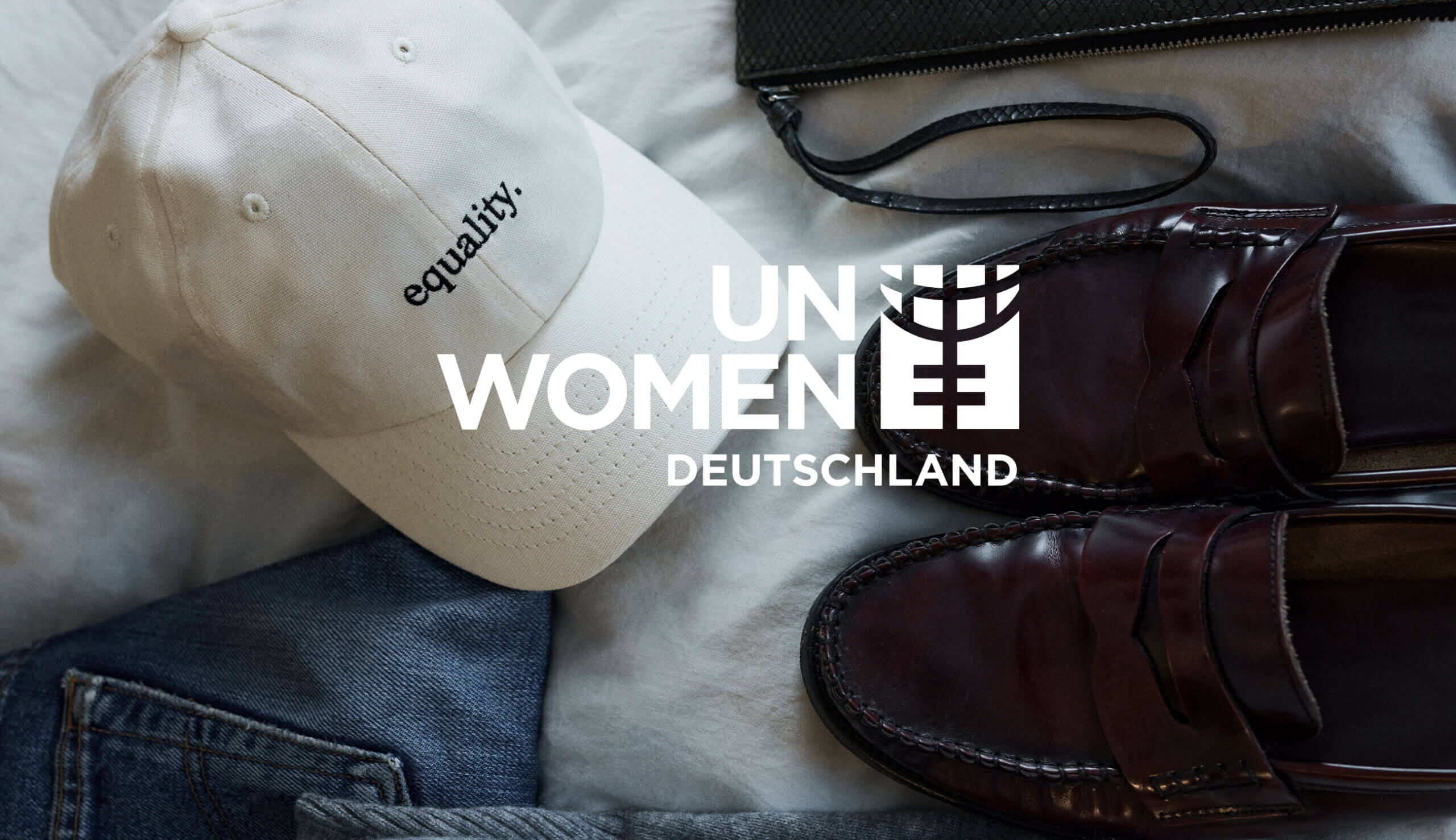 Logo UN Women Deutschland auf einem Fotohintergrund. Das Foto zeigt die equality cap