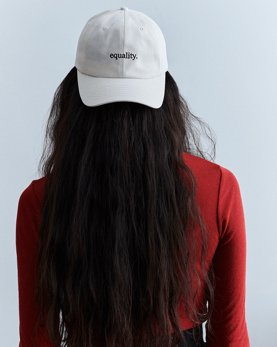 Frau mit equality cap
