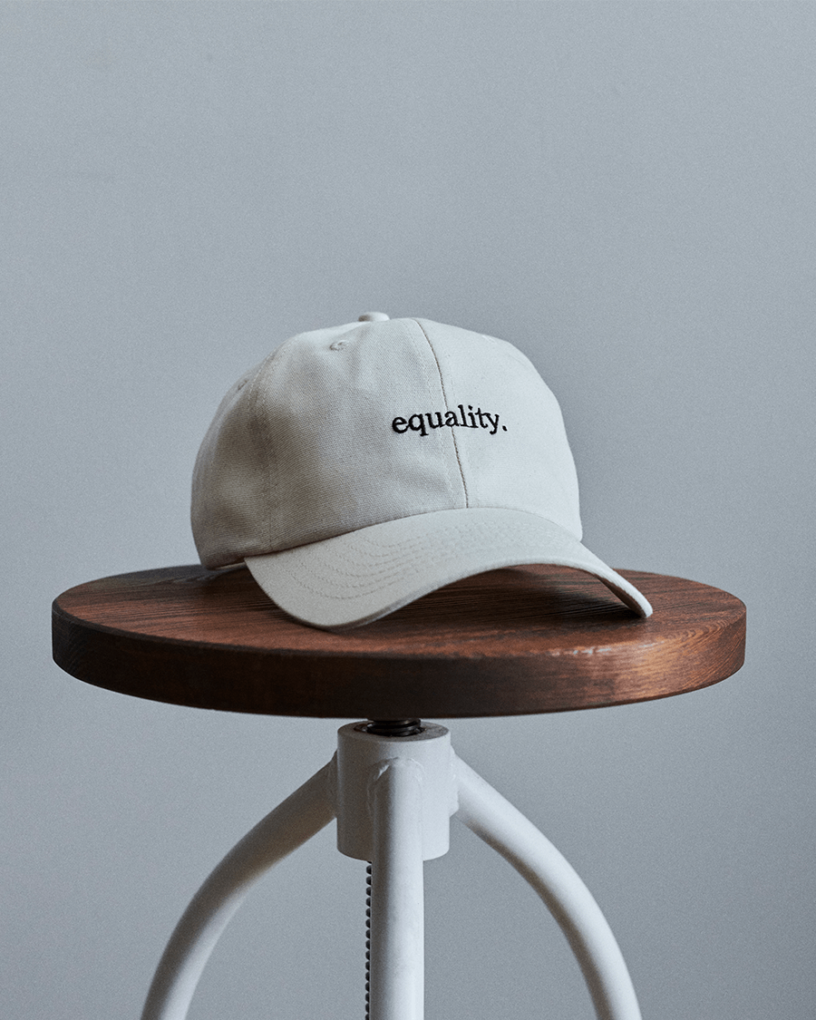 equality cap auf einem Drehhocker