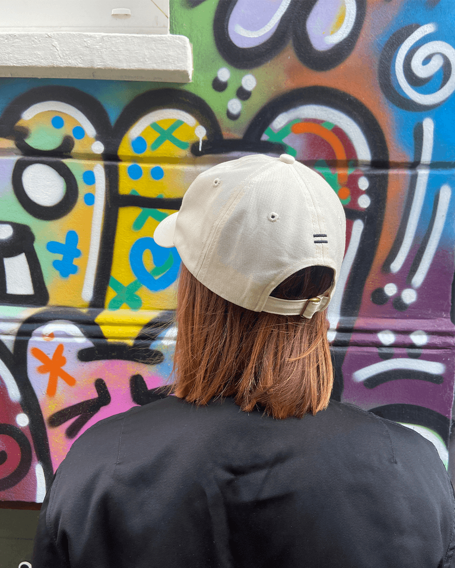 Juge Frau mit "equality cap" vor einer Hauswand in Altona